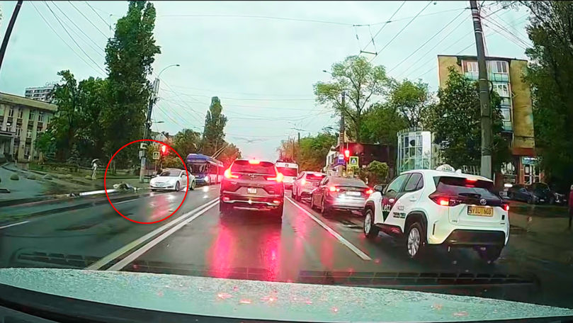 O minoră, lovită de un automobil pe o trecere de pietoni din Capitală