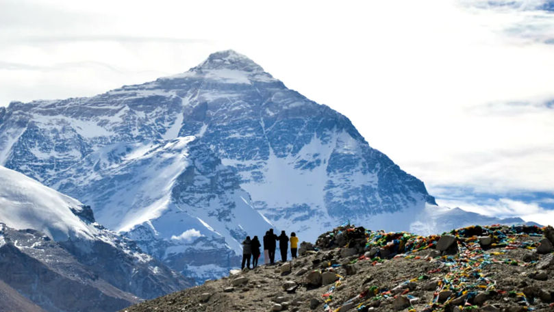 Record pe Vârful Everest: 274 de alpiniști au ajuns pe cel mai înalt munte într-o zi