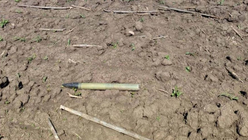 Un obiect asemănător unei rachete antigrindină, găsit pe un câmp din raionul Glodeni