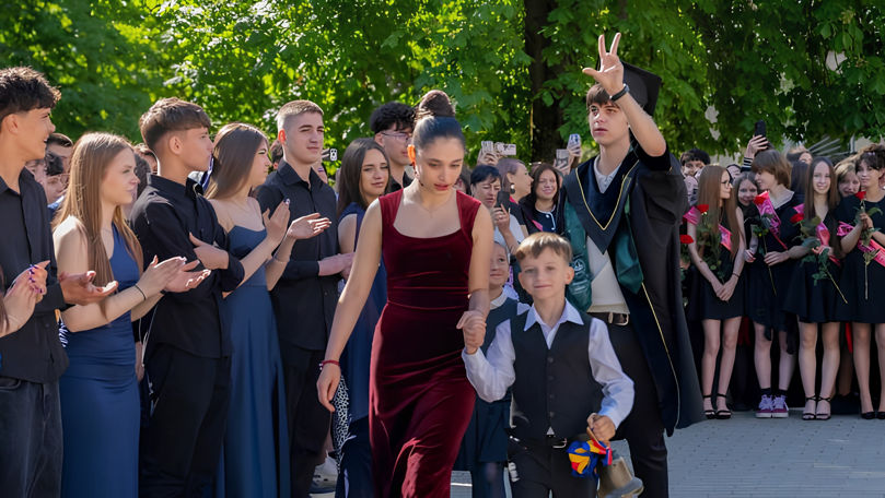 Sfârșit de an școlar în Moldova. Peste 19.000 de absolvenți se pregătesc de examene