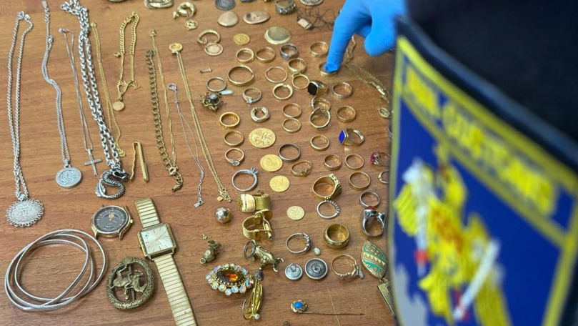 Monede și obiecte cu valoare istorică, găsite într-un microbuz ce venea din Germania