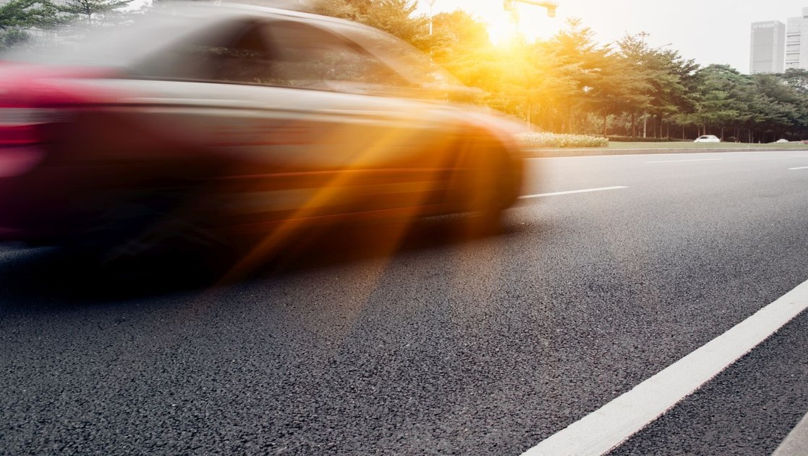 Prinsă conducând cu 238 km/h pe autostradă: Ce pedeapsă a primit o tânără