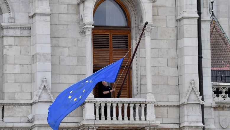 După 12 ani, drapelul UE a revenit pe clădirea Parlamentului de la Budapesta