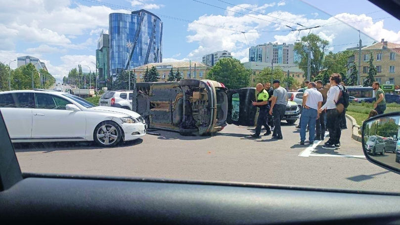 Mașină răsturnată în centrul Capitalei. Traficul, dat peste cap