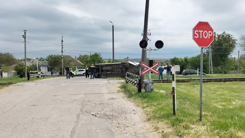 Un alt accident pe calea ferată: Un automobil a pătruns neregulamentar pe șine