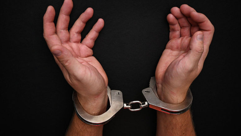 Tată și fiu, condamnați pentru exploatarea sexuală a trei minore în Chișinău