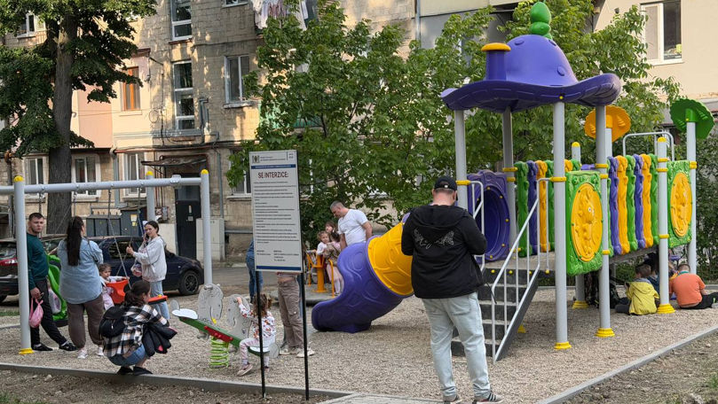 Două terenuri noi de joacă au fost amenajate în Chișinău