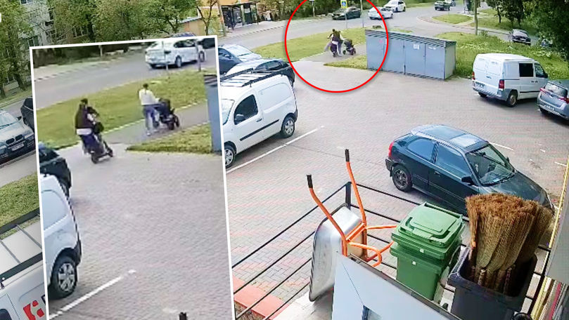 O mamă cu un copil în cărucior, doborâtă la pământ de doi tineri pe trotinetă