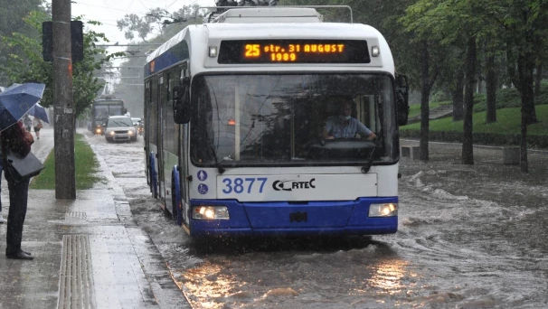 Ploi puternice în Capitală: Circulația transportului public, afectată