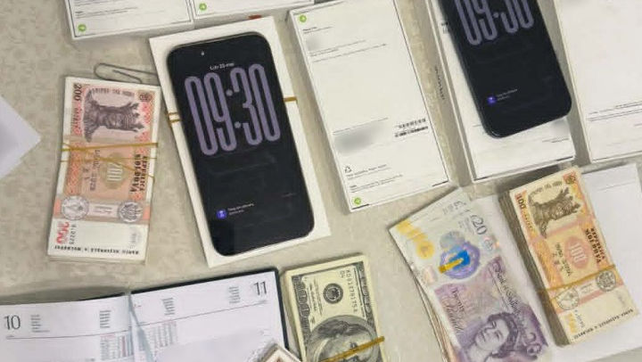 Contrabandă cu telefoane și transferuri ilegale de bani: Opt persoane, reținute