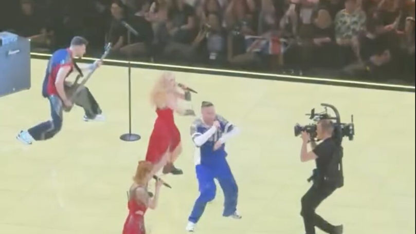 Eurovisionul, după culise: Cameramanul, în pași de dans pe scenă, împreună cu Satoshi
