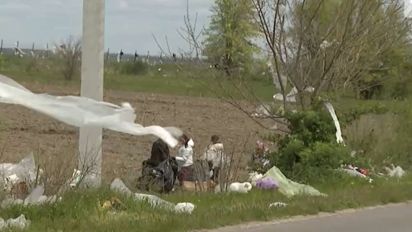Imagini dezolante la intrarea în Coșnița: Vântul a împrăștiat deșeurile de la groapa de gunoi