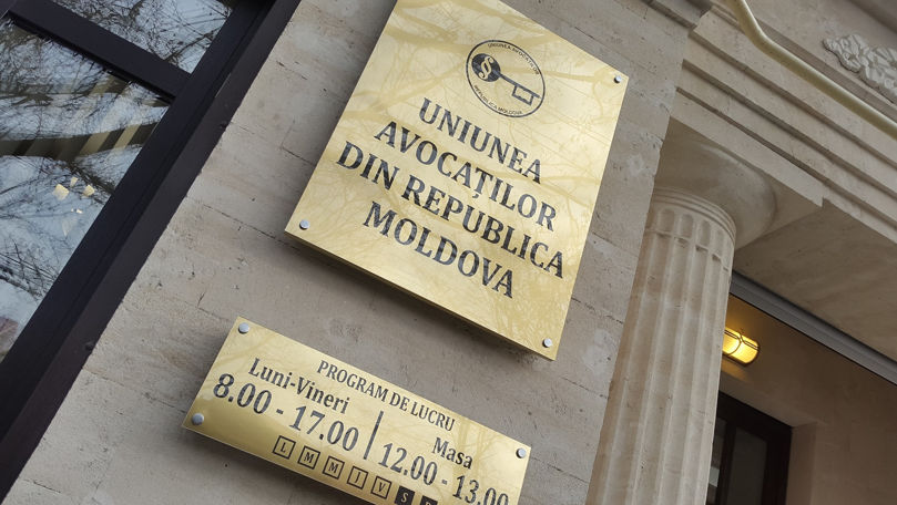 O avocată, sancționată după ce și-a anunțat clientul pe WhatsApp că renunță la dosar