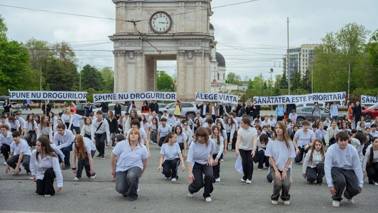 Flashmob în PMAN: Elevii din Chișinău au spus „Nu” drogurilor
