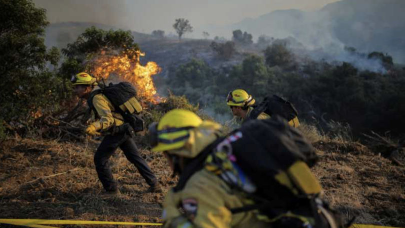 Mii de persoane, evacuate din calea incendiilor forestiere din sudul Californiei