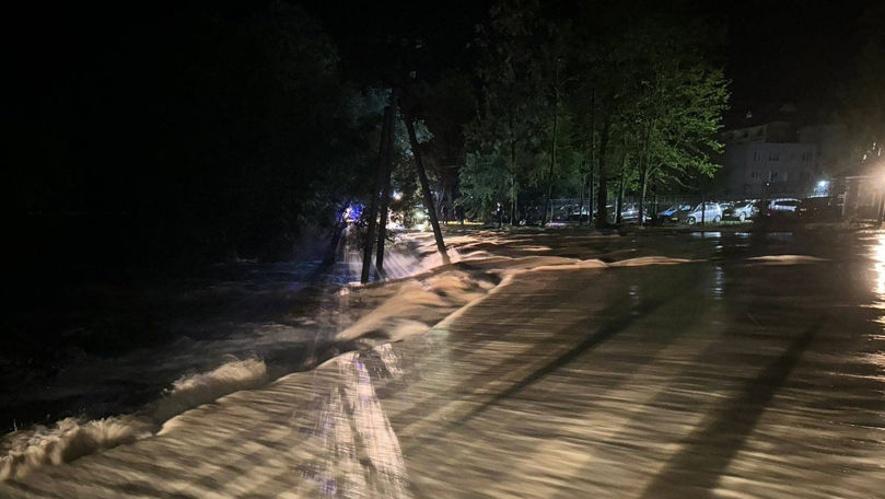 Haos după ploi: Oameni evacuați, localități fără lumină și risc de noi inundații