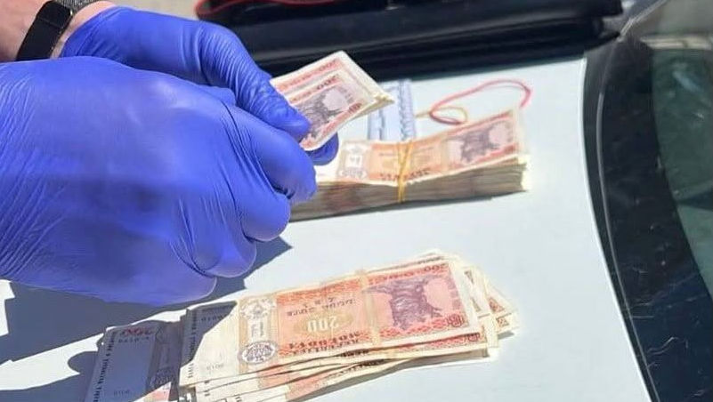 Un bărbat a încercat să mituiască un polițist din Chișinău cu 40.000 de lei