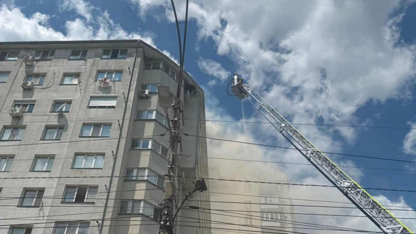Incendiu puternic într-un bloc din Chișinău: Numărul de pompieri a fost suplinit