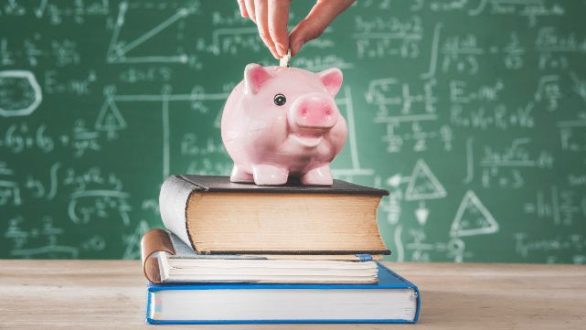 Educația financiară și media ar putea ajunge în școli. Ce prevede noul Curriculum