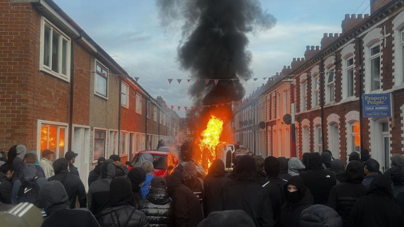 Vânătoare de imigranți în Belfast. Bărbați mascați merg din ușă în ușă