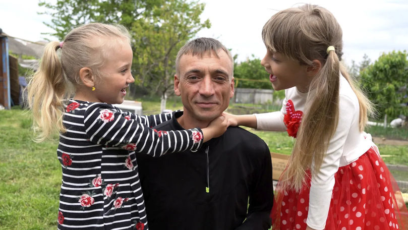 Dragoste mai mare decât greul: Un tată își crește singur cele două fete