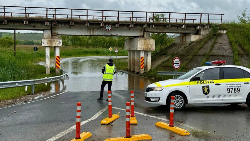 Podul Negrești, inundat: Circulația pe un drum din Strășeni rămâne blocată