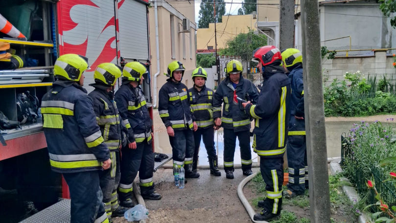 O mansardă a luat foc din cauza unui fulger la Chișinău: 15 persoane, evacuate