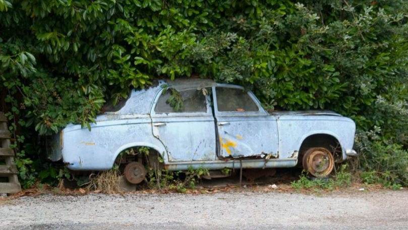 Mașinile abandonate în spațiul public ar putea fi ridicate și valorificate