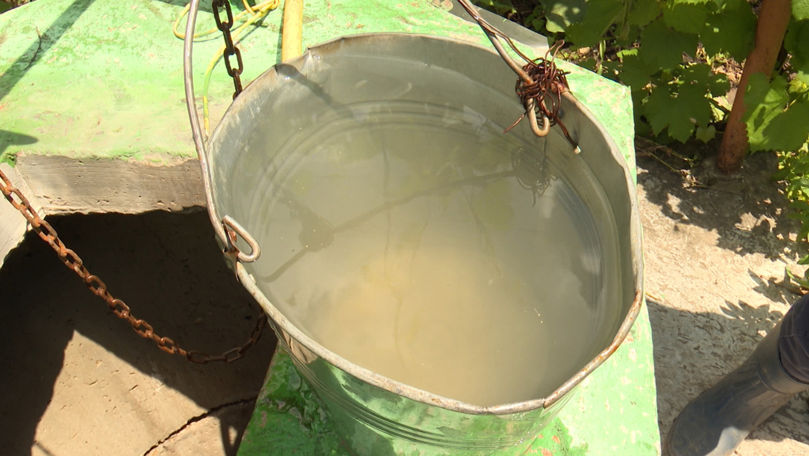 Consecințele ploilor: Fântâni inundate și apă contaminată la Vărzărești