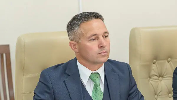 Cârnaț: Căsătoria simulată între doi bărbați la Marșul Pride încalcă Constituția