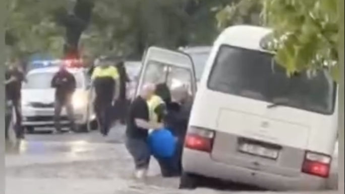 Patru persoane, evacuate dintr-un microbuz blocat de viitură la Strășeni