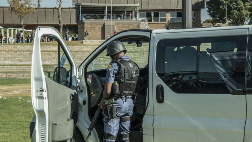 Cel puţin 12 morţi într-un atac armat în Africa de Sud. Zece suspecţi, urmăriţi