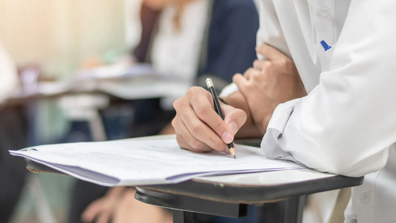 BAC 2026: Peste 17.000 de candidați susțin astăzi proba la limba străină