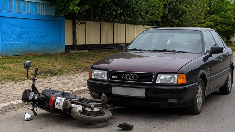 Un adolescent pe scuter, lovit de o mașină: Tânărul, internat la spital