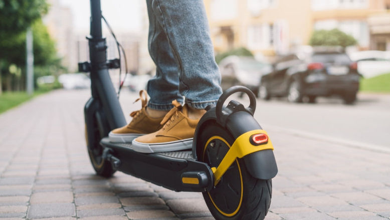 Un adolescent pe trotinetă electrică a fost lovit de o mașină la Bălți