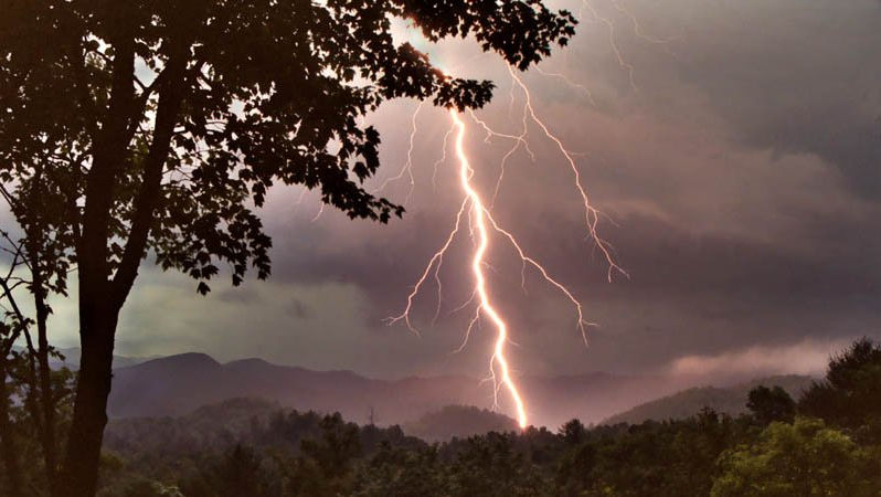 Cum ne protejăm în timpul ploilor cu descărcări electrice? Recomandările IGSU