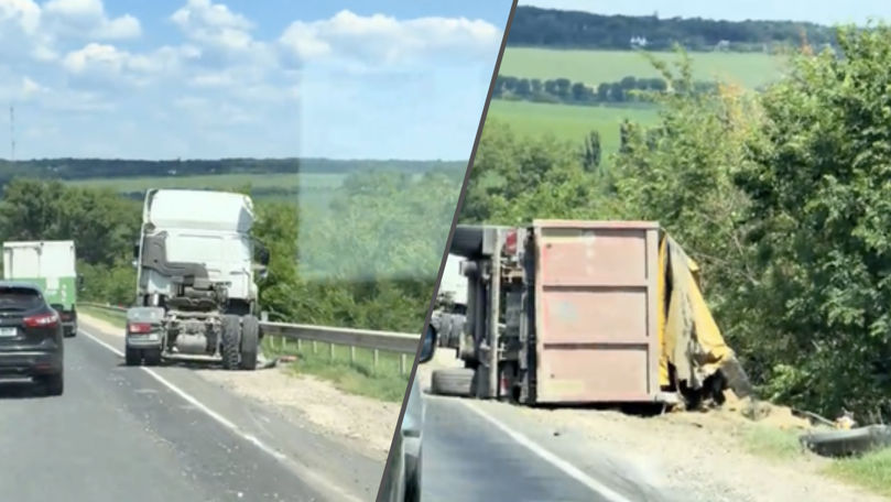Accident lângă Orhei: Remorca unui camion s-a răsturnat într-o curbă