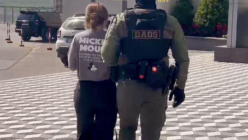 O femeie acuzată că a exploatat sexual 7 tinere din Moldova, extrădată din Grecia