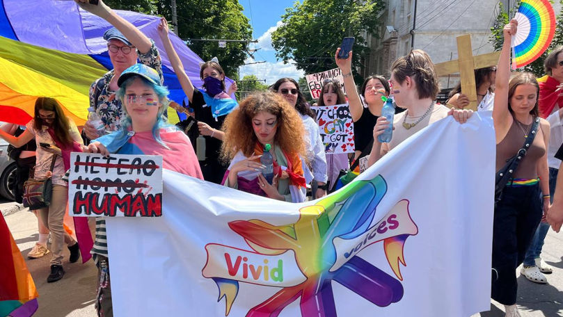 Huiduieli la Marșul „Chișinău Pride”. Poliția a intervenit între cele două grupuri