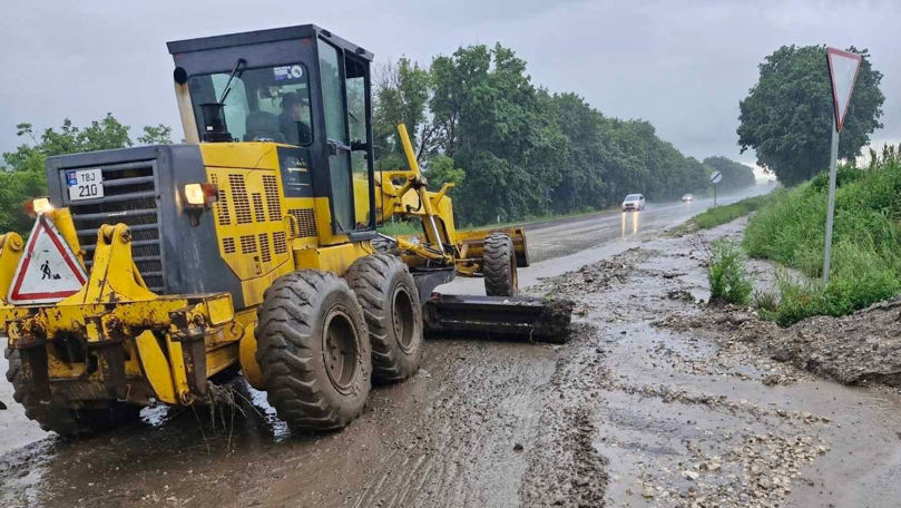 Ploile torențiale au afectat infrastructura rutieră: Drumarii intervin în 4 raioane