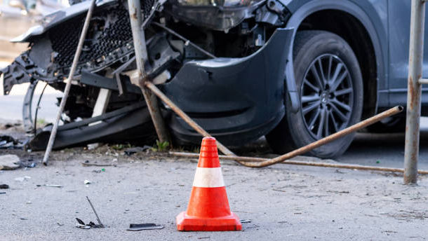 A fugit de la locul accidentului, dar a fost prins: Un șofer a rămas fără mașină