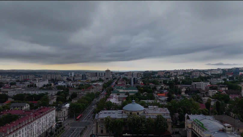 Ploi puternice în Capitală: Serviciile municipale monitorizează situația din teren