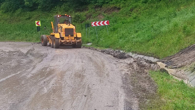 Drumarii, la datorie: Curăță și evacuează apele acumulate pe traseele naționale