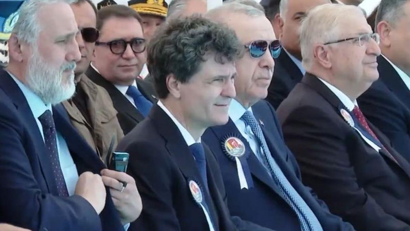 Nicușor Dan, primit cu fanfară la Istanbul. A salutat garda în limba turcă
