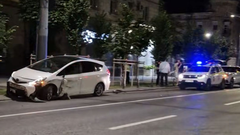 Accident în lanț în centrul Capitalei. O mașină a fost proiectată într-un pilon