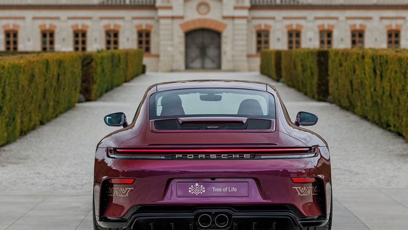 Un Porsche cu motive tradiționale moldovenești, prezentat la Chișinău