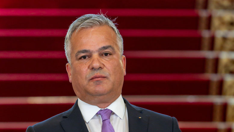 Adrian Veștea refuză să își depună mandatul de premier desemnat al României