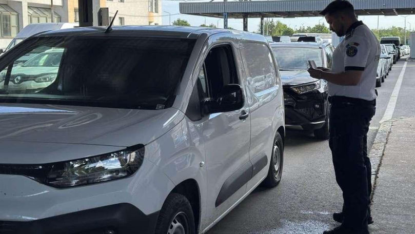 Un moldovean a încercat să treacă frontiera cu fotografia unui permis fals