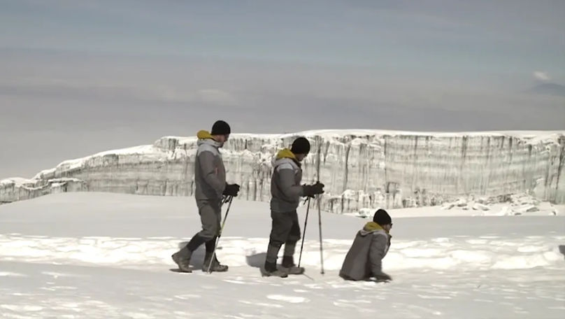 Povestea bărbatului fără picioare care a cucerit Kilimanjaro prin forța brațelor