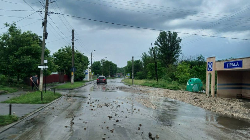 Drumarii intervin pentru evacuarea apei și curățarea carosabilului după ploi